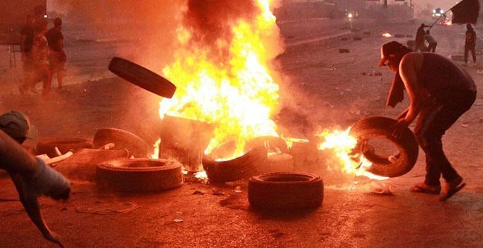 Irak'ta göstericiler bazı siyasi partilerin ofislerini ateşe verdi