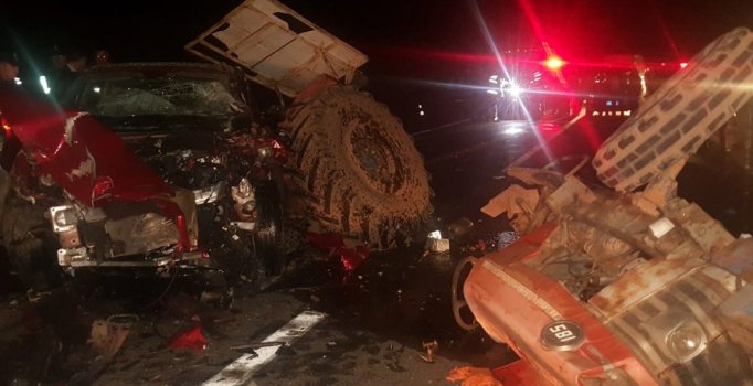 Otomobil, park halindeki 2 traktör ve 1 otomobile çarptı: 1 ölü, 1 yaralı