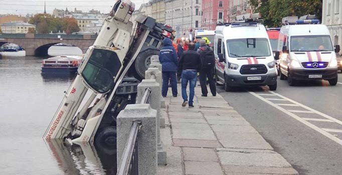 Rusya’da sürücüsünün el frenini çekmeyi unuttuğu vinç nehre uçtu