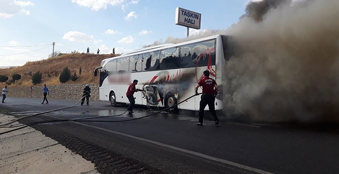 Alev alan otobüsten son anda kurtuldular