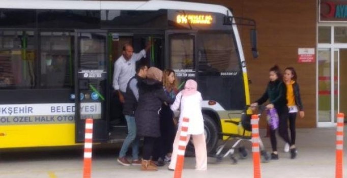 Bursa'da otobüs şoförü, fenalaşan kalp hastası kadını hastaneye götürdü