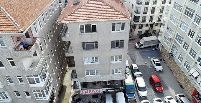 Avcılar'da 26 yıldır eğik duran bina mühürlendi