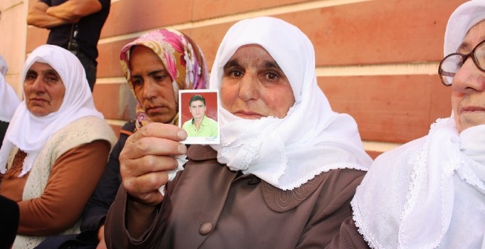 Çocuğu dağa kaçırılan Ağrılı anneden HDP önünde eylem yapan ailelere destek