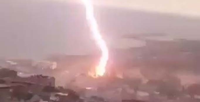 Trabzon'da korkutan görüntü: Bin 779 yıldırım düştü