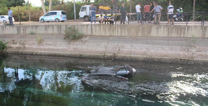 Adana'da otomobil sulama kanalına düştü