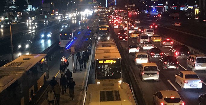 Metrobüs arızası seferleri aksattı