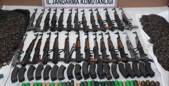Tunceli'de teröristlerin cephaneliği ele geçirildi