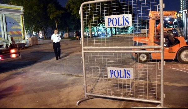 Gezi Parkı'na polis bariyerleri getirildi