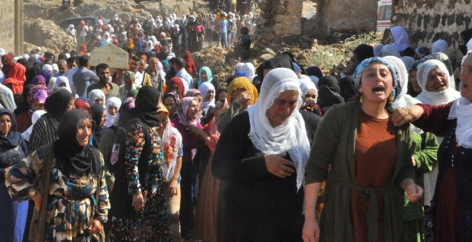 Teröristlerin havan toplu saldırısı sonucu şehit olan anne ve iki kızı yan yana toprağa verildi