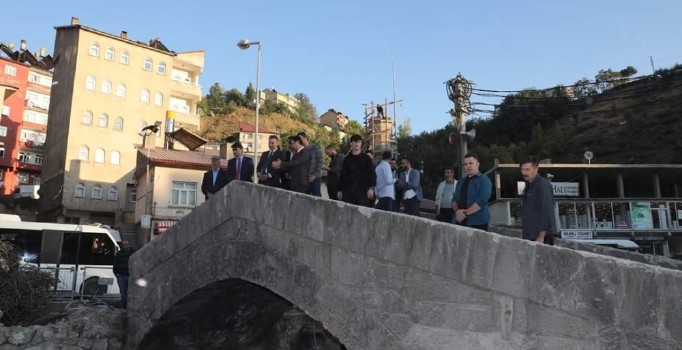 Vali Oktay Çağatay, yıkım çalışmasını inceledi