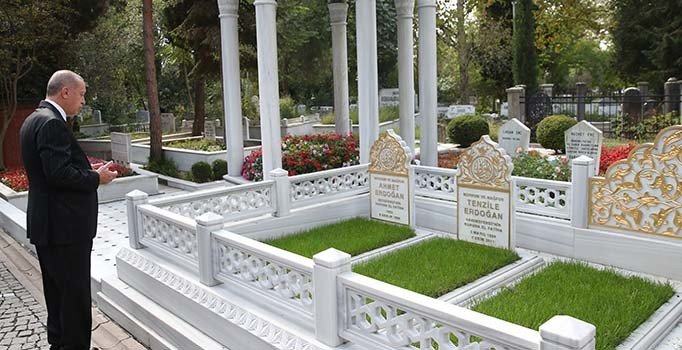 Erdoğan'dan aile kabristanına ziyaret