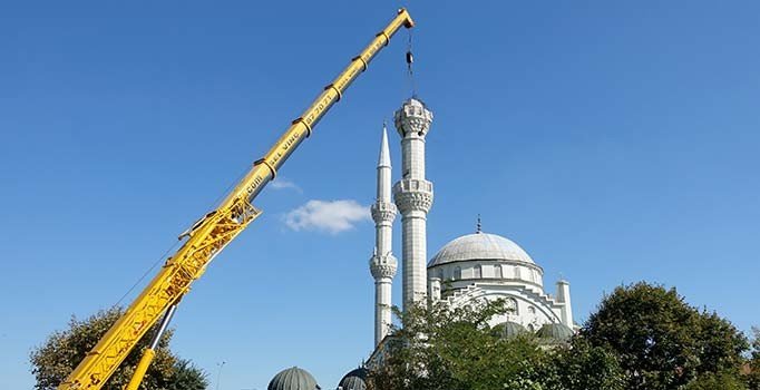 Avcılar'da hasar gören minare sökülüyor