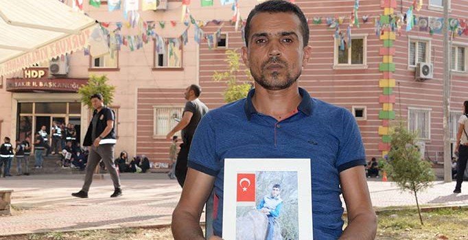 Diyarbakır'da nöbet tutan baba: Oğlum, o silahı at ve teslim ol