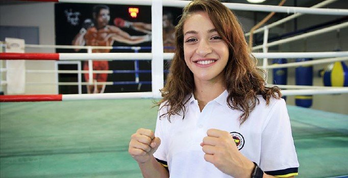 Boks'ta ikincilik sevinci... Buse Naz, gümüş madalyayı aldı