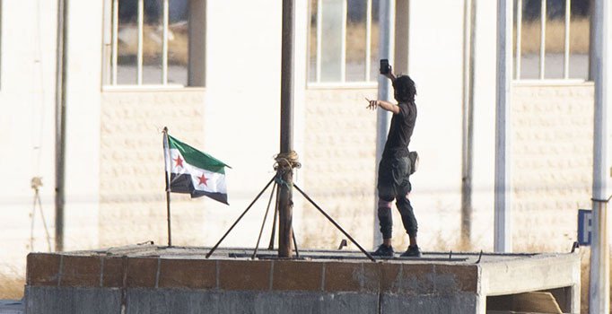 Tel Abyad'da SMO bayrağı göndere çekildi