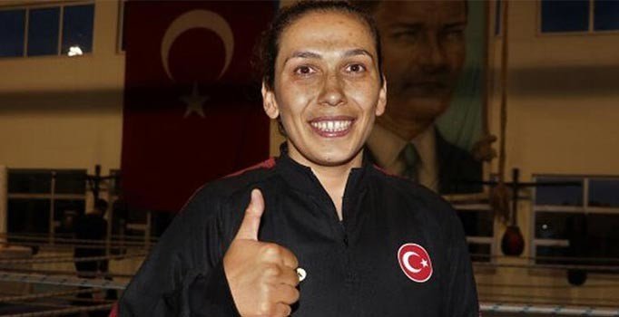 Milli boksör Elif Güneri'den gümüş madalya