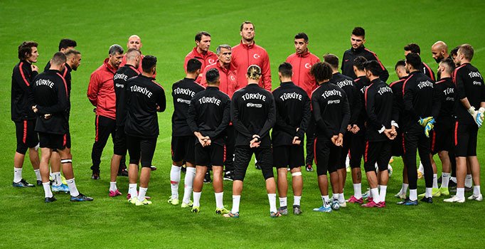 A Milliler grup liderliğini garantilemek için çıkacağı Fransa maçına hazır