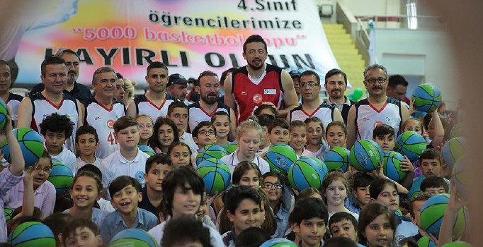 Hidayet Türkoğlu 5 bin çocuğa top dağıttı