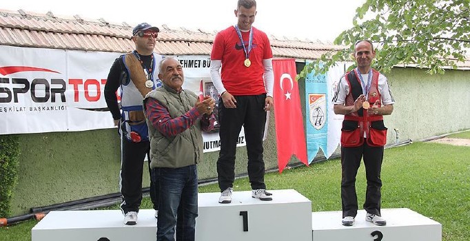 Baba ile oğlu aynı şampiyonada madalya kazanma sevinci yaşadılar