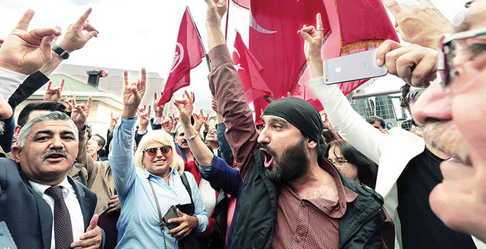 MHP’de disiplin satrancı