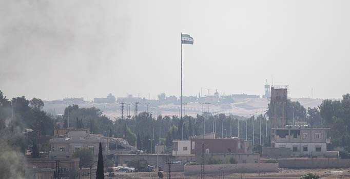 Tel Abyad'ın batısına Suriye Milli Ordusu bayrağı asıldı