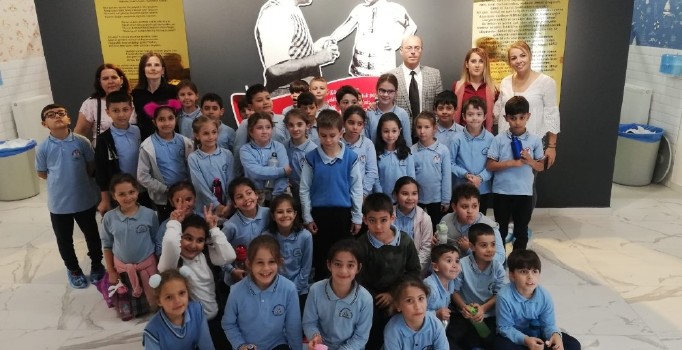 Oyuncaklarını kardeşleri ile paylaştılar