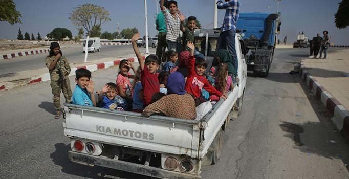 Tel Abyad’da siviller evlerine dönmeye devam ediyor