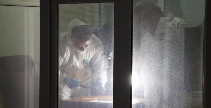 Tabancasını temizleyen polis kazara kendisini ve bekçiyi vurdu