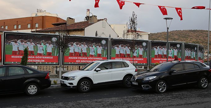 Milli futbolcuların gol sevinci reklam panolarında