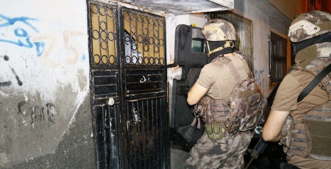 Adana'da 'Barış Pınarı' baskını: Çok sayıda kişi gözaltına alındı