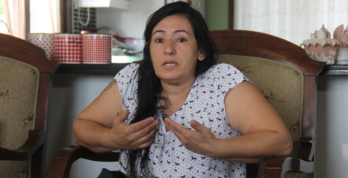 Boşanamadığı kocasına attığı çanta silah sayıldı, doğum gününde cezaevine girdi