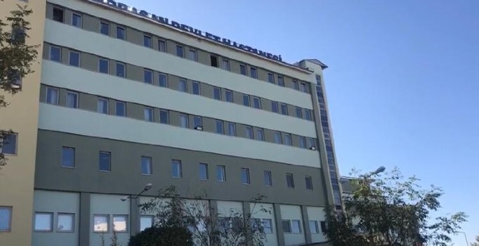 Kadın cesedini hastane önüne bırakıp kaçtılar