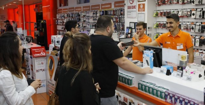 Yeni iPhone'ların ilk satışı gece başladı