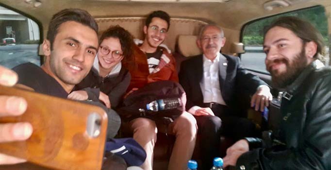Kılıçdaroğlu'ndan otostop çeken öğrencilerle selfie