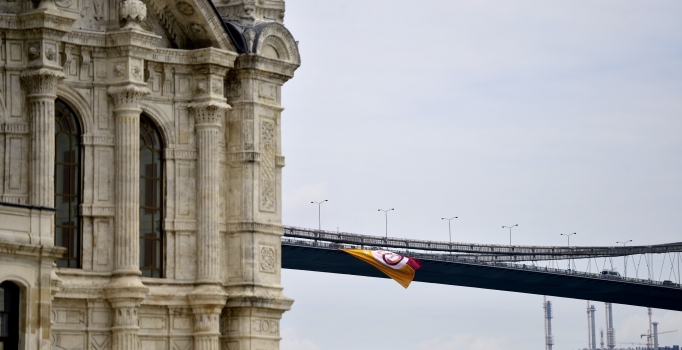 Galatasaray bayrağı ipleri kesilerek denize atıldı