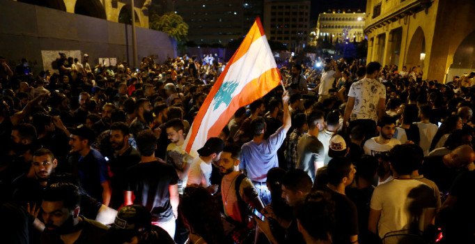 Lübnan'da göstericilerin ateşinde iki kişi öldü