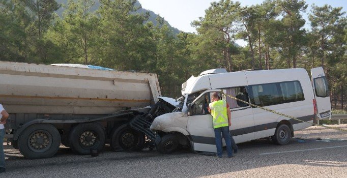 Akkuyu'da çalışan Rus mühendisleri taşıyan minibüs kaza yaptı: 2 ölü, 11 yaralı