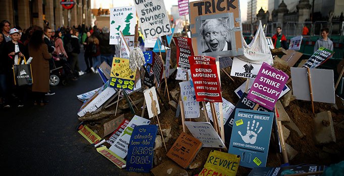Londra'da Brexit karşıtı protesto: Bir milyon kişi parlamento önüne yürüdü