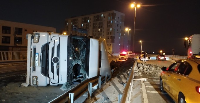 Esenler’de hafriyat kamyonu devrildi: 1 ağır yaralı