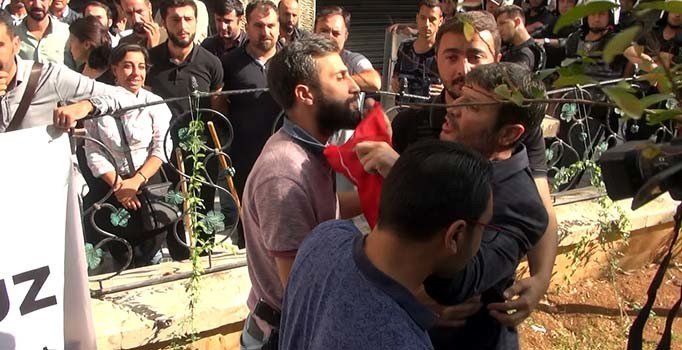 Nusaybin'de HDP milletvekillerine tepki: İhanet ettiğiniz bayrağın altında yaşamayacaksınız