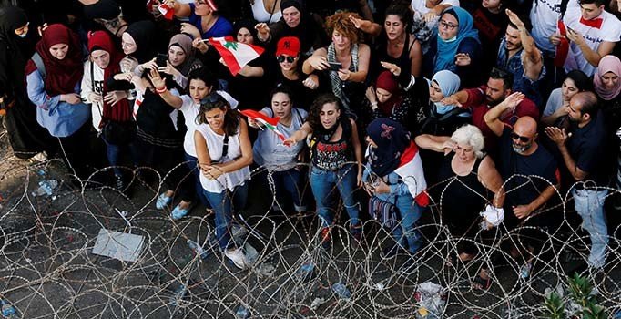 Lübnan'da siyasi ortak da ayaklandı, 4 bakan için istifa çağrısı yaptı