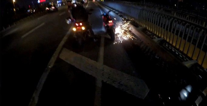 Motosiklet sürücüsü otobüsün altına torpil attı