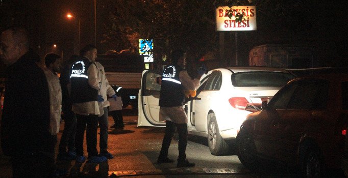 Boşandığı karısı ve arkadaşını silahla öldüren kişi intihar etti