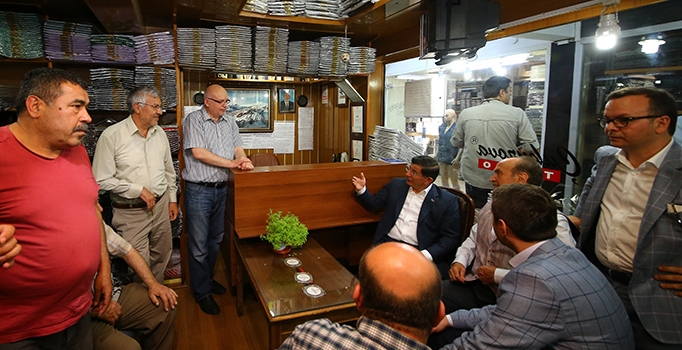 Başbakan Davutoğlu'ndan 
'tarihi' esnafa ziyaret