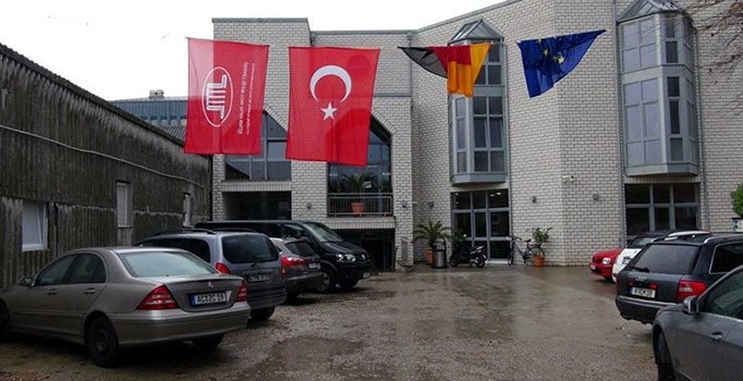 Almanya'da camiye molotofkokteylli saldırı