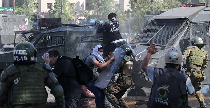 Şili'de zamlar çekildi ama sular durulmadı! Gösterilerde 8 kişi öldü