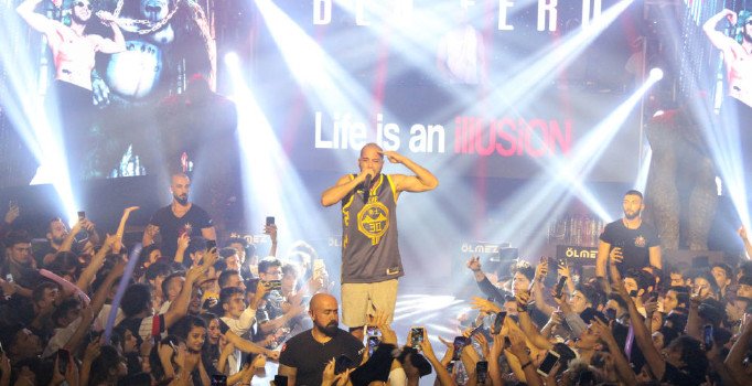 Ben Fero sahnede hem şınav çekti hem asker selamı verdi