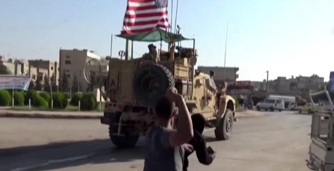 Terör örgütü YPG yandaşları Kamışlı’dan çekilen ABD askeri konvoyunu taşladı