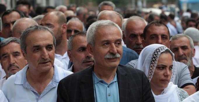 Görevden alınan HDP'li Diyarbakır Büyükşehir Belediye Başkanı gözaltına alındı