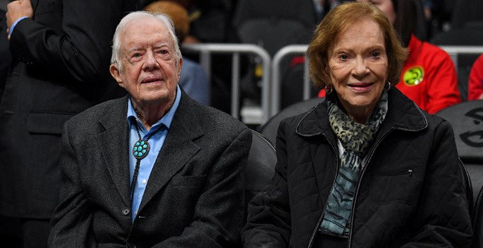 Evinde düşen eski ABD Başkanı Carter hastaneye kaldırıldı
